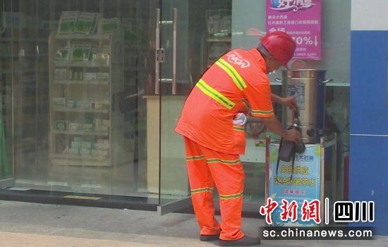 环卫工人在“爱心驿站”引用茶水。夏靖博 供图 环卫工人在“爱心驿站”引用茶水。夏靖博 供图