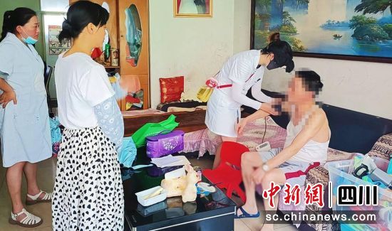 探访关爱服务。贡井融媒 供图 探访关爱服务。贡井融媒 供图
