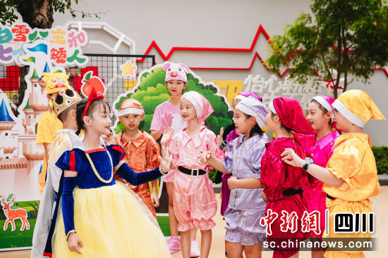 成都棠湖中学怡心实验学校入学仪式现场。 成都棠湖中学怡心实验学校供图 成都棠湖中学怡心实验学校入学仪式现场。 成都棠湖中学怡心实验学校供图