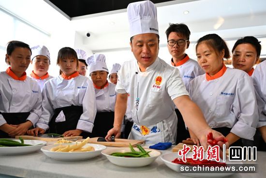 培训老师正为学员进行厨艺教学。潘帅 摄 培训老师正为学员进行厨艺教学。潘帅 摄