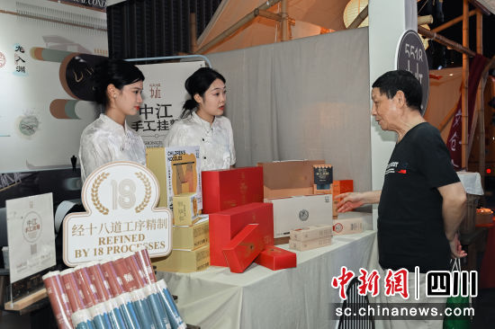 成都市民到展台了解询问。 中江县委宣传部供图 成都市民到展台了解询问。 中江县委宣传部供图