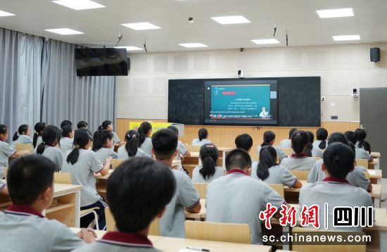 衢平两地学子“云端共享”开学第一课。 平武县委宣传部供图 衢平两地学子“云端共享”开学第一课。 平武县委宣传部供图