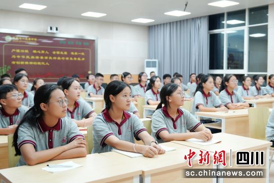 衢平两地学子“云端共享”开学第一课。 平武县委宣传部供图 衢平两地学子“云端共享”开学第一课。 平武县委宣传部供图