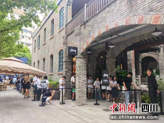 祠堂街中庭排起了长队,消费者只为买一件Stüssy的城市限定。青羊区委宣传部 供图 祠堂街中庭排起了长队,消费者只为买一件Stüssy的城市限定。青羊区委宣传部 供图