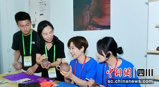 体验制作陶瓷作品。荣县融媒 供图 体验制作陶瓷作品。荣县融媒 供图