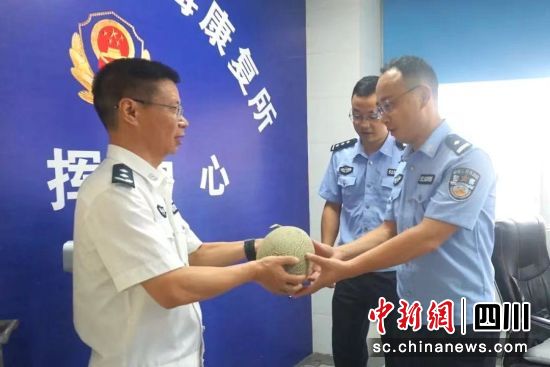 送清凉慰问。四川省戒毒管理局 供图 送清凉慰问。四川省戒毒管理局 供图