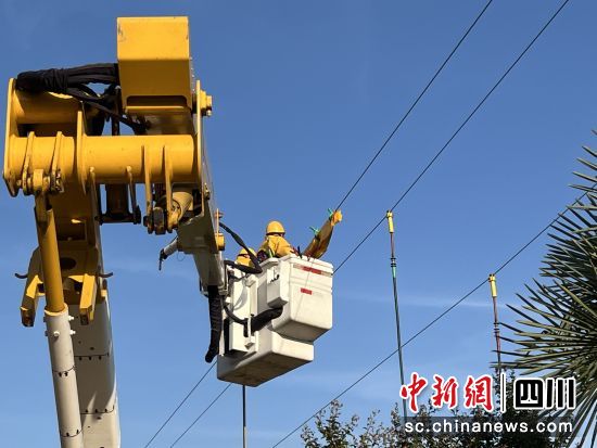 工作人员在高温下作业,全力保障居民供电需求。南部县委宣传部供图 工作人员在高温下作业,全力保障居民供电需求。南部县委宣传部供图