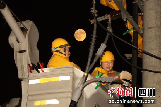 工作人员在高温下作业,全力保障居民供电需求。南部县委宣传部供图 工作人员在高温下作业,全力保障居民供电需求。南部县委宣传部供图