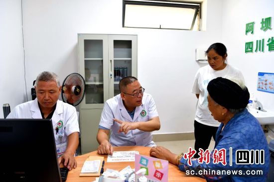 四川省人民医院专家在汶川县人民医院开展坐诊服务。汶川县委宣传部供图 四川省人民医院专家在汶川县人民医院开展坐诊服务。汶川县委宣传部供图