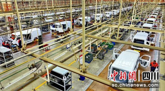 吉利四川商用车有限公司总装车间。嘉陵区委宣传部供图 吉利四川商用车有限公司总装车间。嘉陵区委宣传部供图