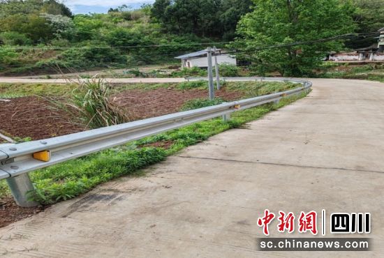安装防护栏的农村道路。 温炎 摄 安装防护栏的农村道路。 温炎 摄