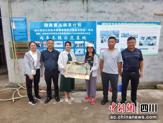 湖羊养殖基地挂牌。田建国摄 湖羊养殖基地挂牌。田建国摄