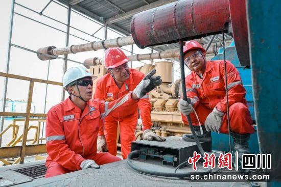 三兄弟在一线并肩作战。文燕军 摄 三兄弟在一线并肩作战。文燕军 摄