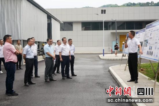 正在向嘉宾介绍情况。筠连县委宣传部 供图 正在向嘉宾介绍情况。筠连县委宣传部 供图
