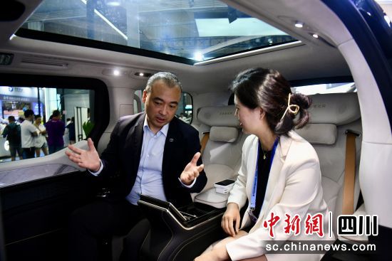 极氪科技副总裁赵昱辉(左)向参展嘉宾介绍新能源汽车发展趋势。张浪 摄 极氪科技副总裁赵昱辉(左)向参展嘉宾介绍新能源汽车发展趋势。张浪 摄