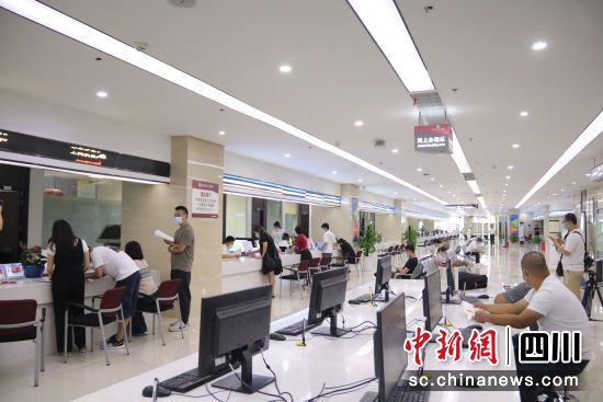 顺庆区政务服务中心办事大厅。顺庆区融媒体中心供图 顺庆区政务服务中心办事大厅。顺庆区融媒体中心供图