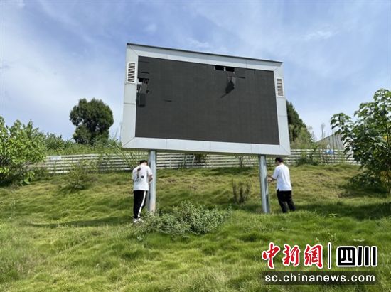 工作人员正在检查电子显示屏的线路。谢娇摄 工作人员正在检查电子显示屏的线路。谢娇摄