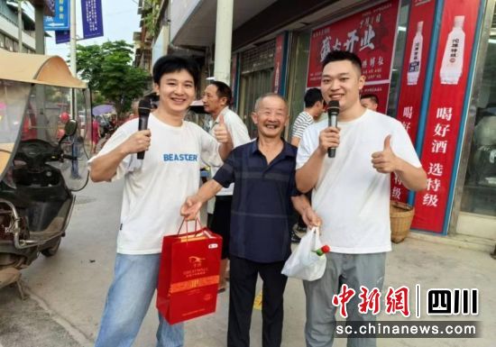 百姓兑换物品后露出喜悦笑容。安岳县新时代文明实践中心 供图 百姓兑换物品后露出喜悦笑容。安岳县新时代文明实践中心 供图
