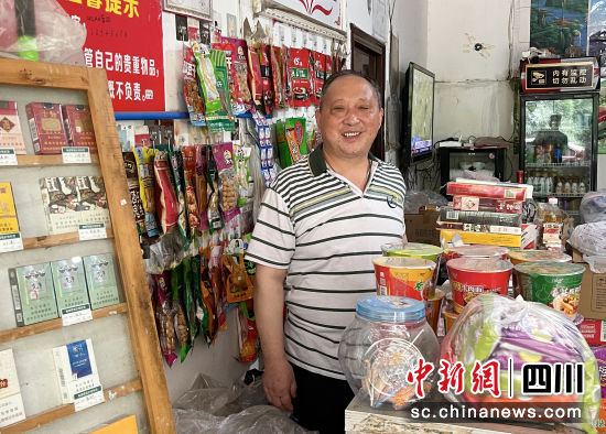 杨永全和他的山间小店。乐山市沙湾区烟草专卖局(分公司)供图 杨永全和他的山间小店。乐山市沙湾区烟草专卖局(分公司)供图