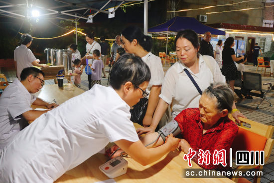中医药特色养生夜市,为群众把脉看病。顺庆区委宣传部供图 中医药特色养生夜市,为群众把脉看病。顺庆区委宣传部供图