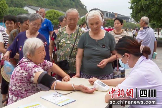 工作人员为群众做健康检查。彭圣洲 摄 工作人员为群众做健康检查。彭圣洲 摄