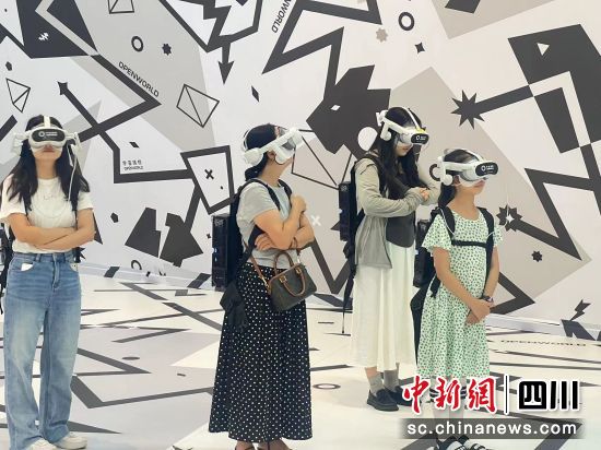 市民在VR沉浸体验剧场。成都自然博物馆 供图 市民在VR沉浸体验剧场。成都自然博物馆 供图