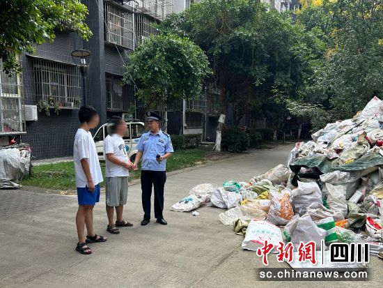 民警劝导清理“垃圾山”。 什邡公安供图 民警劝导清理“垃圾山”。 什邡公安供图