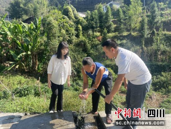 乐义乡纪委工作人员回访水池修建使用情况。 陈晰萍 摄 乐义乡纪委工作人员回访水池修建使用情况。 陈晰萍 摄