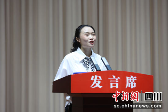 优秀教师代表发言。长宁县融媒体中心供图 优秀教师代表发言。长宁县融媒体中心供图