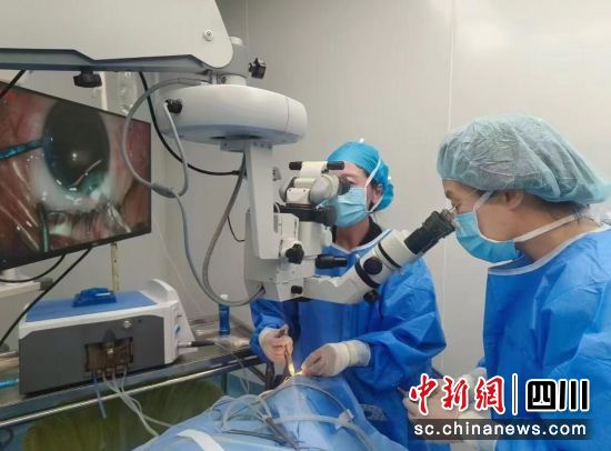 何燕医生正在为患者做手术。壤塘县委宣传部供图 何燕医生正在为患者做手术。壤塘县委宣传部供图