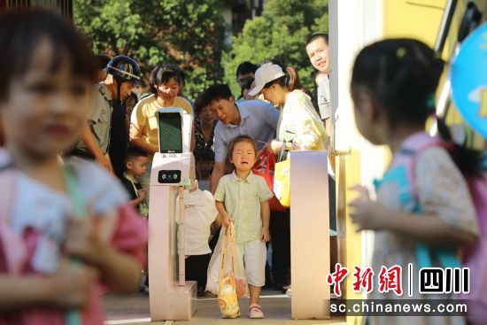 龙马潭区部分学校通过开展各类趣味活动迎接新生的到来。杨尚威 摄 龙马潭区部分学校通过开展各类趣味活动迎接新生的到来。杨尚威 摄