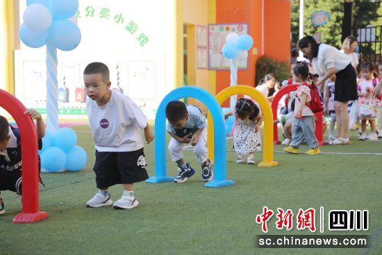 龙马潭区部分学校通过开展各类趣味活动迎接新生的到来。杨尚威 摄 龙马潭区部分学校通过开展各类趣味活动迎接新生的到来。杨尚威 摄
