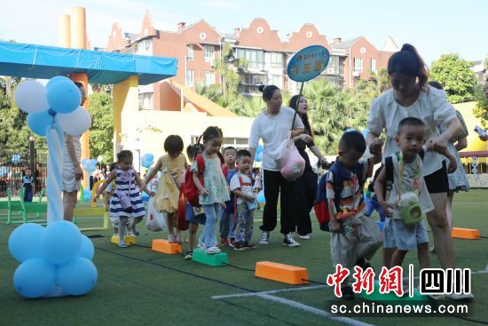 龙马潭区部分学校通过开展各类趣味活动迎接新生的到来。杨尚威 摄 龙马潭区部分学校通过开展各类趣味活动迎接新生的到来。杨尚威 摄