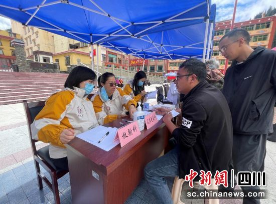 义诊现场。壤塘县委宣传部供图 义诊现场。壤塘县委宣传部供图