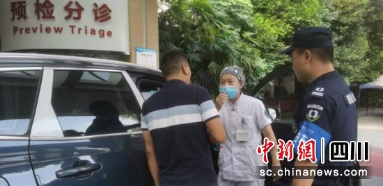 及时为急诊病人解决停车难。成都市第三人民医院 供图 及时为急诊病人解决停车难。成都市第三人民医院 供图