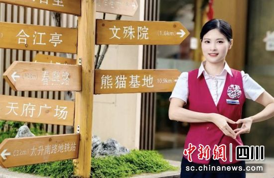 特别的“翻译官”小李。兴业银行成都分行 供图 特别的“翻译官”小李。兴业银行成都分行 供图