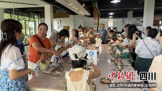儿童参与职业实践活动。 什邡市妇联供图 儿童参与职业实践活动。 什邡市妇联供图