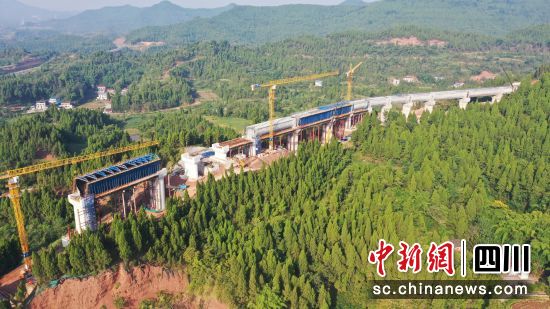 亭子口灌区一期工程(营山段)Ⅲ标段粟家庙渡槽施工现场。杨汉国 摄 亭子口灌区一期工程(营山段)Ⅲ标段粟家庙渡槽施工现场。杨汉国 摄