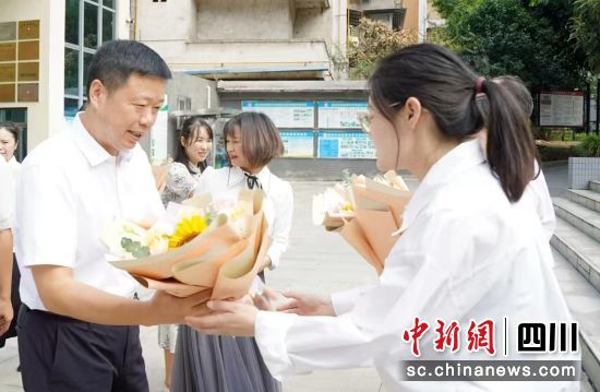 雨城区委书记冯俊涛慰问现场。 魏丹妮 供图 雨城区委书记冯俊涛慰问现场。 魏丹妮 供图
