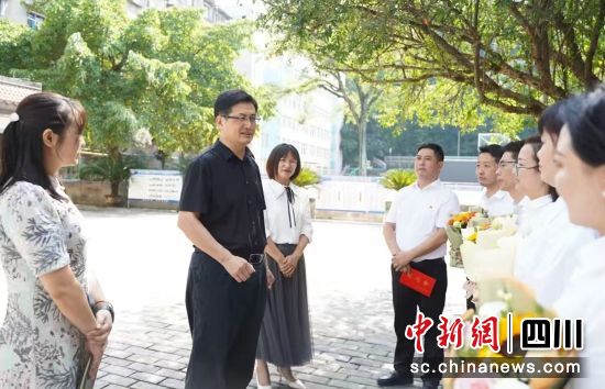 雨城区区长陈建伟慰问现场。彭勇 供图 雨城区区长陈建伟慰问现场。彭勇 供图