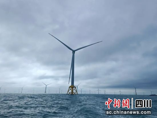 9月9日,三峡新能源广东省阳江市阳西沙扒四期项目现场,东方电气研制供货的43台7兆瓦海上风机正常运转。东方电气集团 供图 9月9日,三峡新能源广东省阳江市阳西沙扒四期项目现场,东方电气研制供货的43台7兆瓦海上风机正常运转。东方电气集团 供图