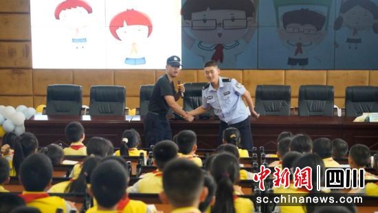 防身知识讲解。泸县法院供图 防身知识讲解。泸县法院供图