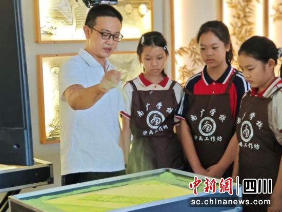 学生认真聆听老师教学。李媛媛 摄 学生认真聆听老师教学。李媛媛 摄