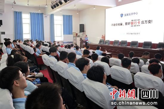 校园里给学生们送上防诈骗防范技巧。肖蒙 摄 校园里给学生们送上防诈骗防范技巧。肖蒙 摄