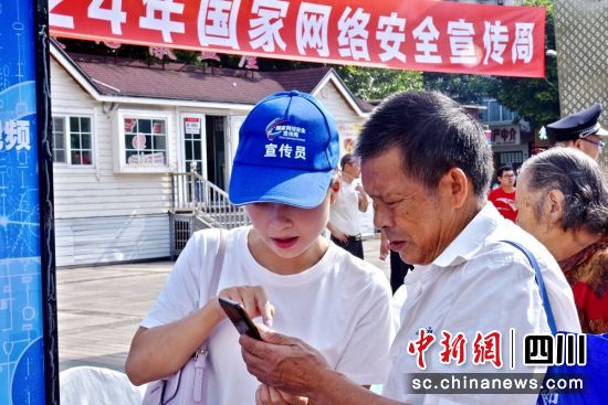 活动现场宣传员向群众讲解防诈骗知识等。肖蒙 摄 活动现场宣传员向群众讲解防诈骗知识等。肖蒙 摄