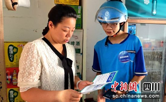 志愿者给群众送上防诈骗宣传单。肖蒙 摄 志愿者给群众送上防诈骗宣传单。肖蒙 摄