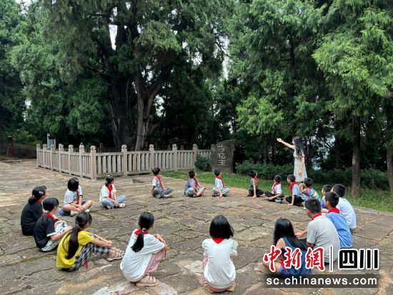 翠云廊古柏树下的开学“第一课”。 林忠伟 摄 翠云廊古柏树下的开学“第一课”。 林忠伟 摄