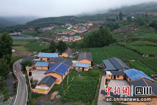 干净整洁的大石头村。王磊 摄 干净整洁的大石头村。王磊 摄