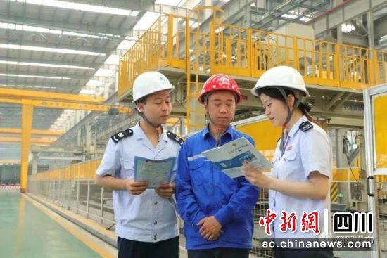 企业服务专班为企业提供“一对一”专员服务。简阳融媒体中心 供图 企业服务专班为企业提供“一对一”专员服务。简阳融媒体中心 供图