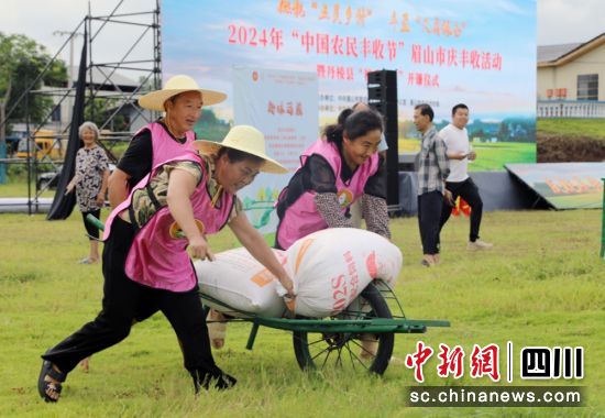 运粮比赛现场。罗俊涵 摄 运粮比赛现场。罗俊涵 摄